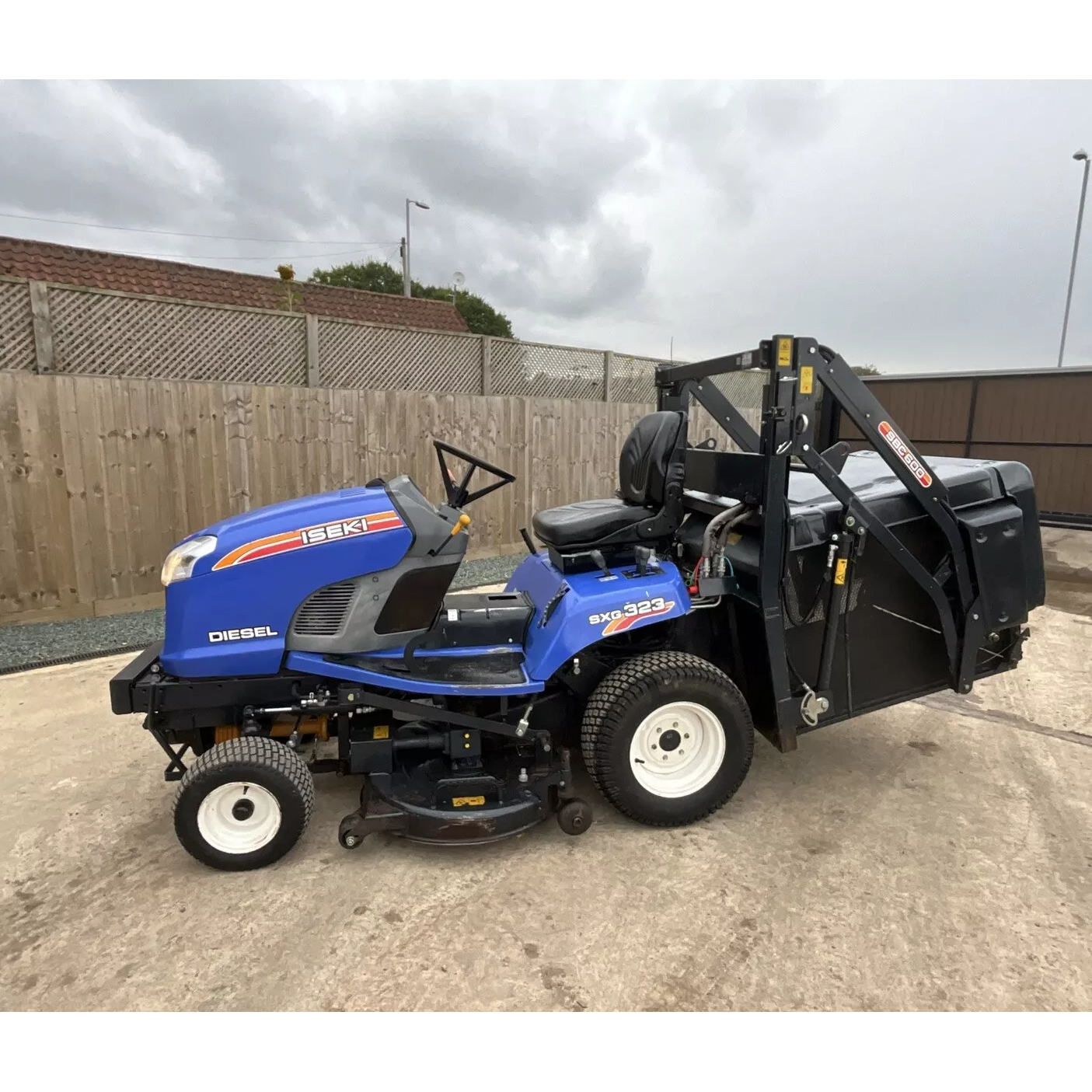 2011 ISEKI SXG323 HIGH TIP DIESEL RIDE ON LAWN MOWER